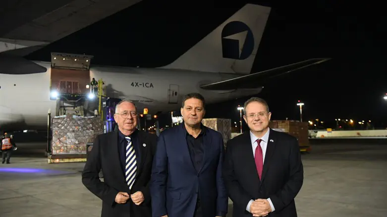 יעקב חגואל וחיים ביבס עם המטוס הסיוע הראשון