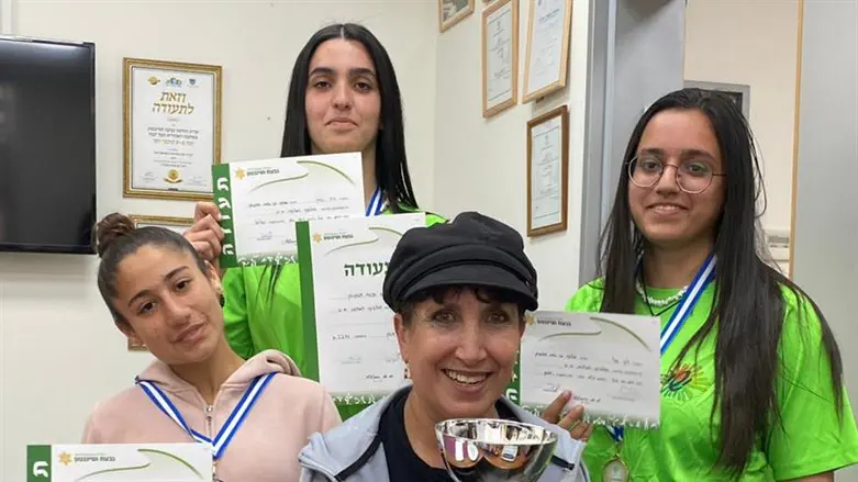תלמידות אולפנת ישי והמאמנת עם המדליות והגביע