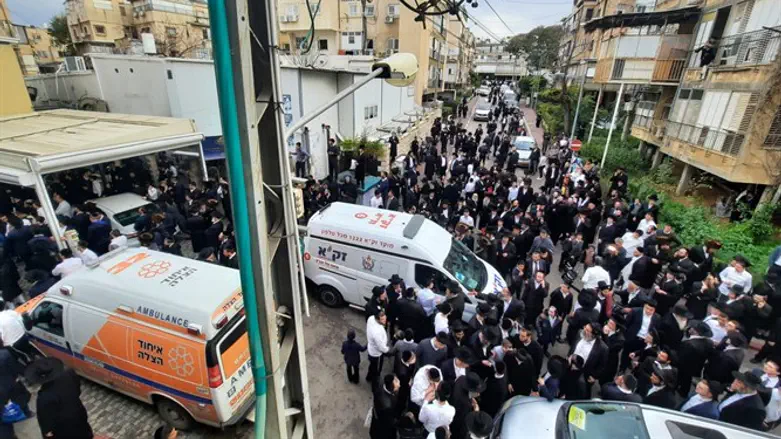 Толпа возле дома раввина Каневского