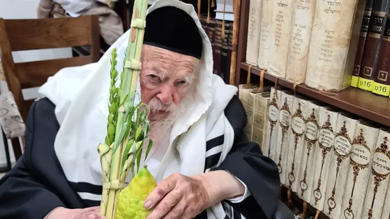 הרב קנייבסקי בביתו עם ארבעת המינים