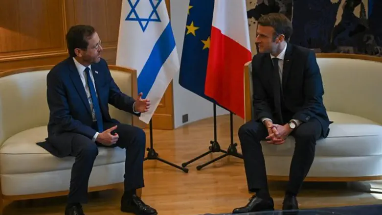 Встреча Эммануэля Макрона и Ицхака Герцога в Париже