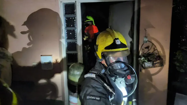 כבאים מטפלים בדליקה