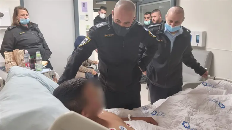 מפקד מחוז ירושלים עם השוטר שנפצע בפיגוע