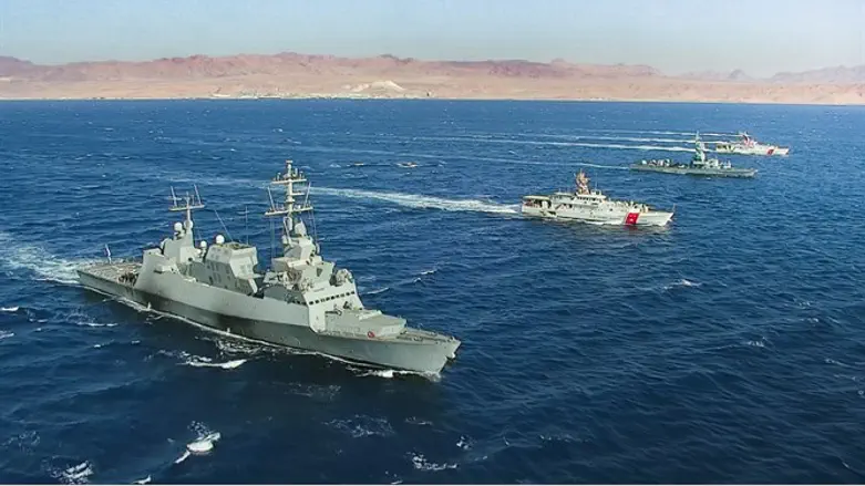 Маневры кораблей военно-морского флота. Иллюстрация