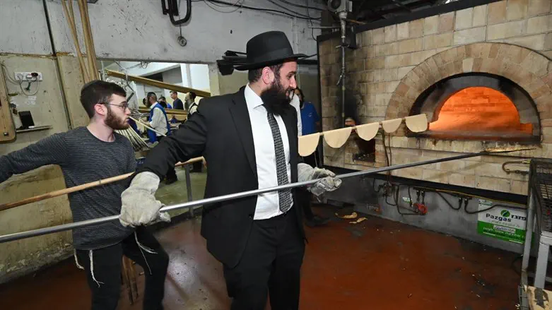 UAE Rabbi Levi Duchman bakes matzah for Passover 2022