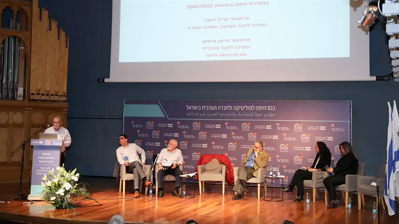 גברים מביעים פחות אמון רב במשטרה בהשוואה לנשים 