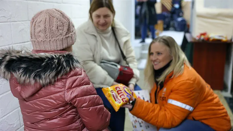 Vicki distributes food to refugees