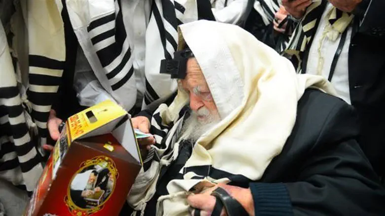 הרב קנייבסקי זצ"ל תורם לקופת העיר