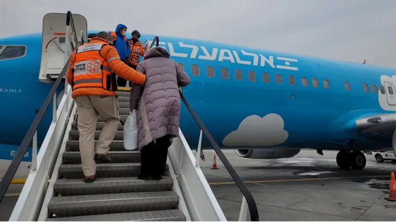 UH volunteer Волонтеры "Ихуд Хацала" помогают беженцам