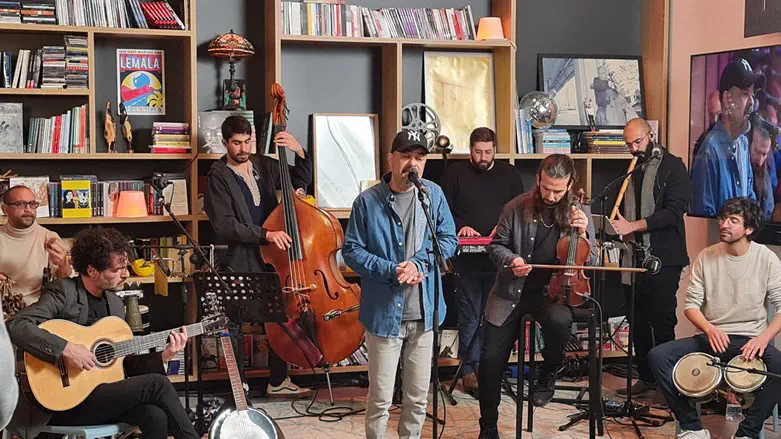 עמיר בניון בהופעה באקווריום