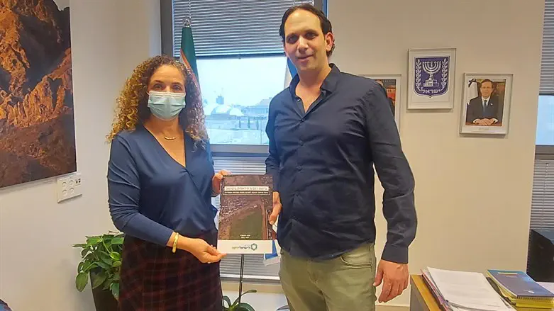 גלעד אך עם מנכ"לית המשרד להגנת הסביבה