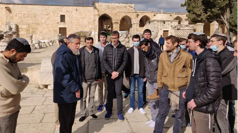 הרב יצחק שילת ותלמידיו על הר הבית
