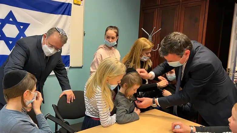 הח"כים מעניקים את הסיכות לילדים