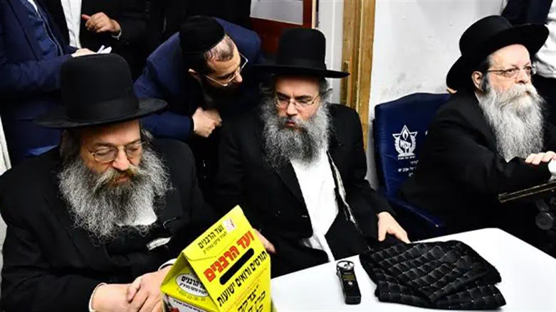 בניו של הרב קנייבסקי תרמו צדקה לקופת ועד הרבנים לעילוי נשמתו