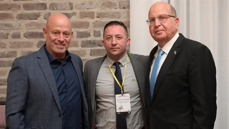 שר ההגנה של קוסובו ארמנד מהג' עם משה יעלון ותומר אבנון