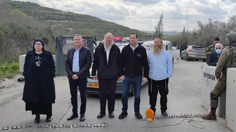 הח"כים סטרוק ואדלשטיין במחסום בדרך לחומש