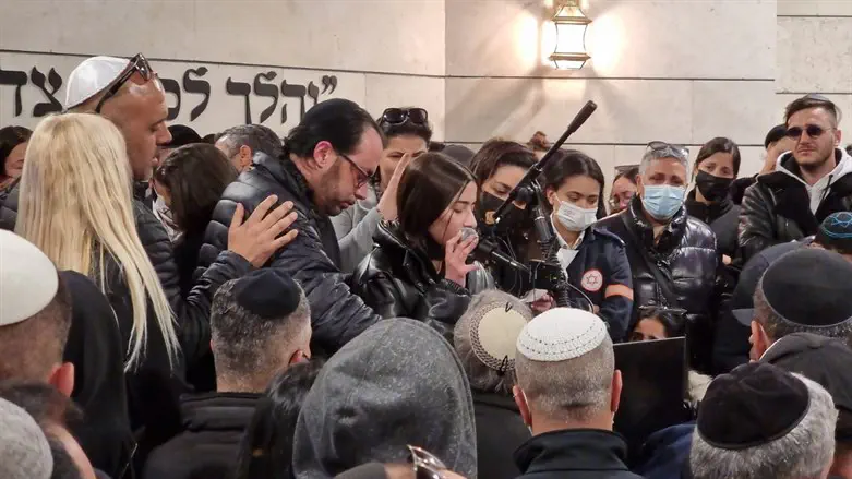 הלווית לורה יצחק