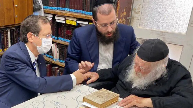 יצחק הרצוג מבקר את הרב קנייבסקי בביתו