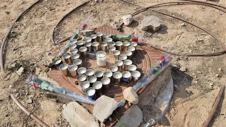 פרחים ונרות במקום הפיגוע