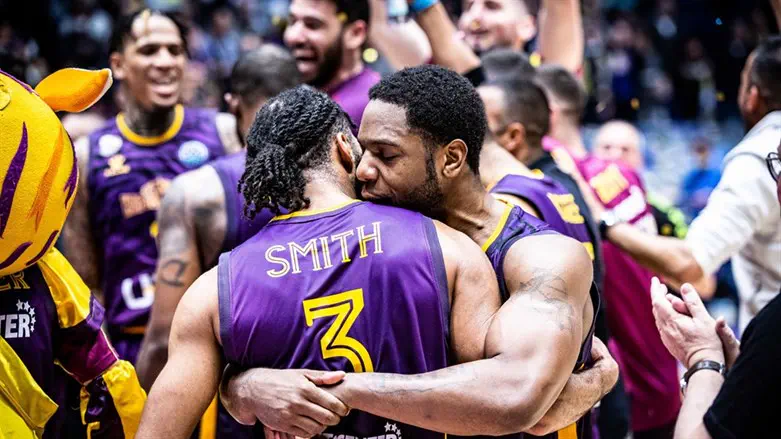 שחקני חולון חוגגים העפלה שניה ברציפות