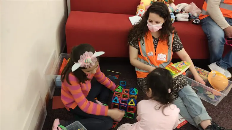 ילדים במרכז הפליטים בגבול רומניה-אוקראינה