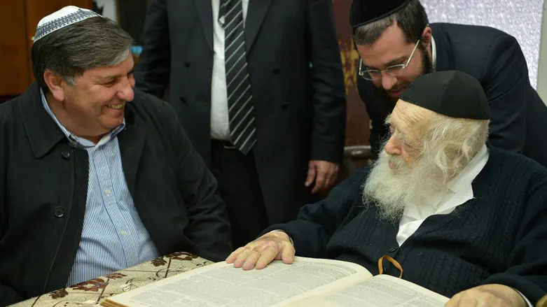 פתח את ביתו לכל גווני הציבור. הרב קנייבסקי עם יו"ר קק"ל לשעבר דני עטר