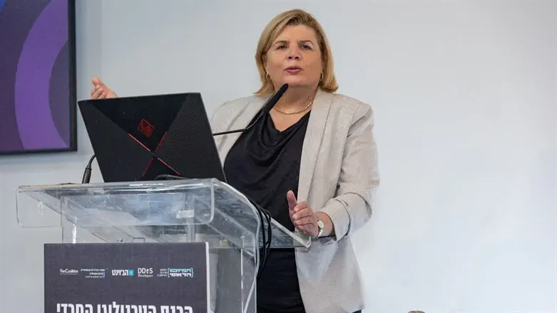 שרת הכלכלה אורנה ברביבאי בכנס
