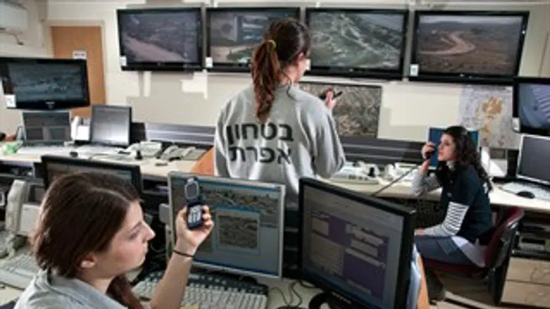 בנות השירות בפעולה