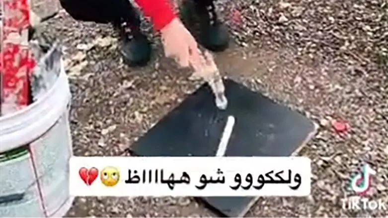 Молодой араб уничтожает мезузу