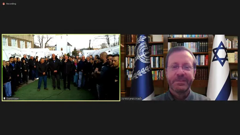 Herzog speaks to doctors at Ukraine field hospital