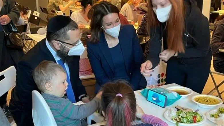 השרה והרב עם היתומים מאוקראינה