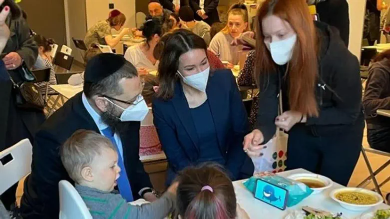 Министр и раввин с сиротами из Украины