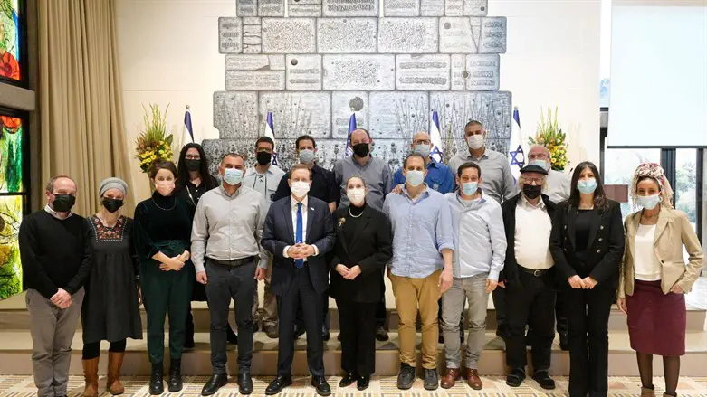 נשיא המדינה עם המתנדבים