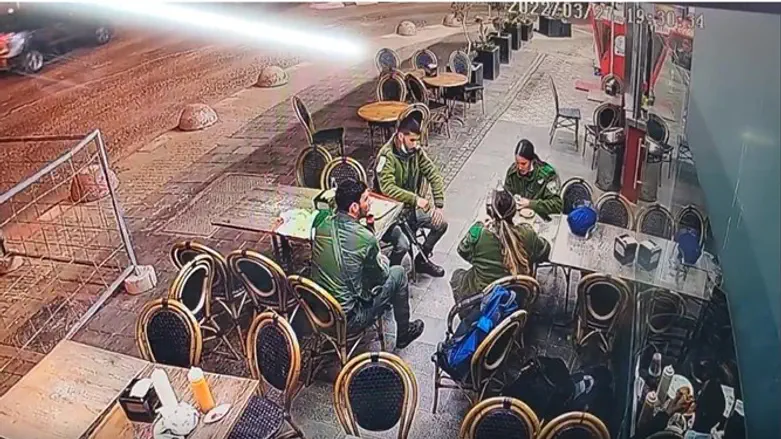 Военнослужащие незадолго до теракта в Хадере