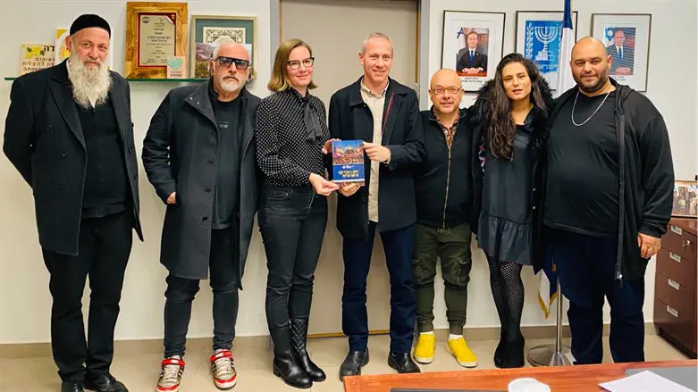 Recording artists meet with Minister Tropper