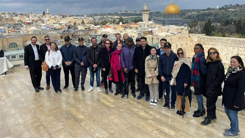 דנון עם חברי המשלחת בכותל המערבי 