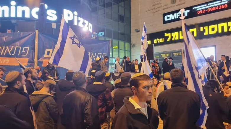 דגלי ישראל בזירת הפיגוע