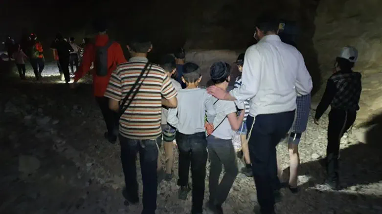 Спасённые дети у ручья Нахаль-Ог