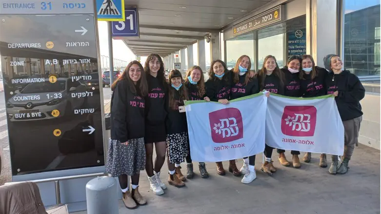 בנות השירות בדרך לאירופה