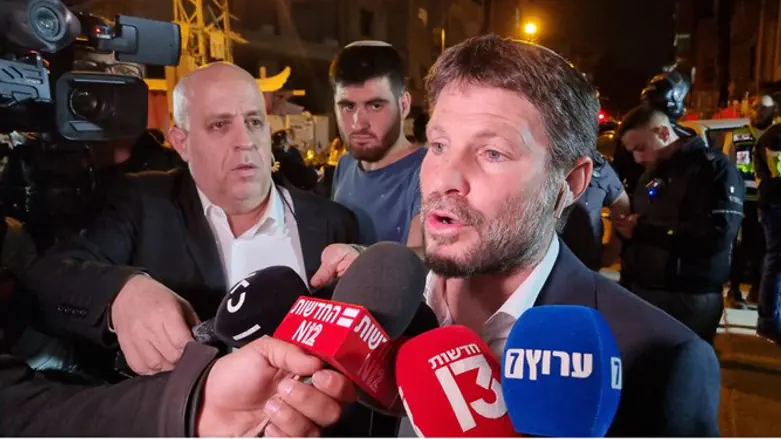 Бецалель Смотрич на месте теракт в Бней-Браке