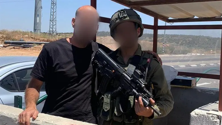 רפ"ק ת' משמאל יחד עם בנו הלוחם