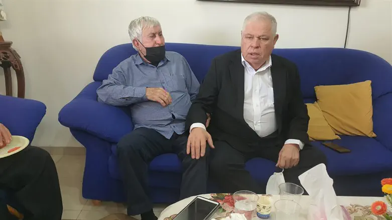 רונן פלוט עם ג'אריס, אבי המשפחה