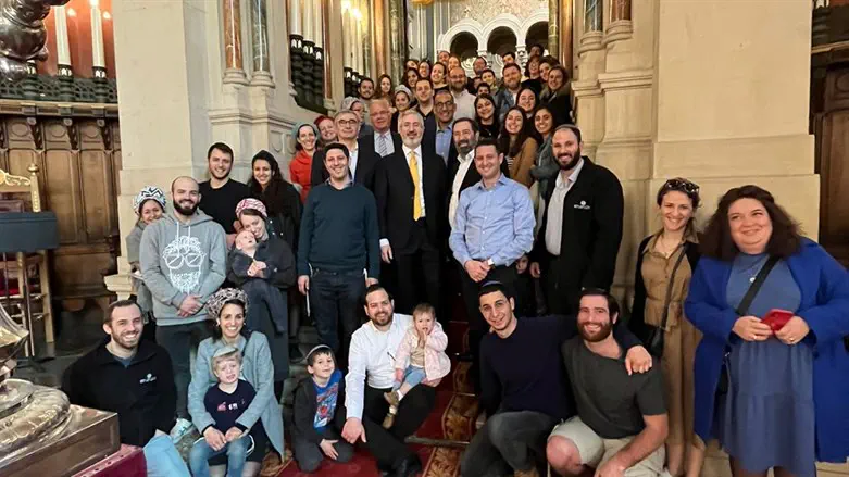 השליחים בפריז