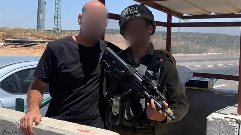 Капрал Т. (слева) со своими сыном - бойцом ЦАХАЛ