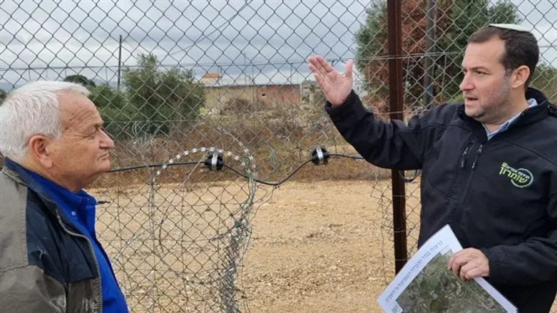 Йосси Даган и Алон Шустер возле бреши, через которую прошел террорист