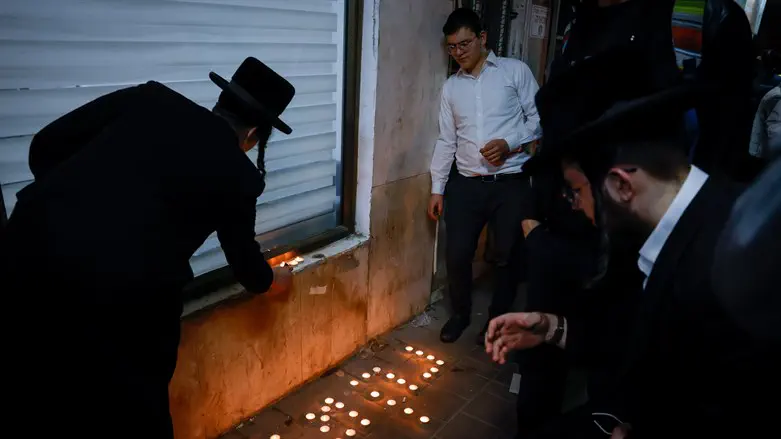 גם הרב אדלשטיין קשר בין האירועים. מתפללים במקום הפיגוע