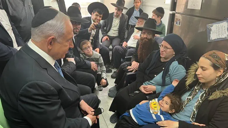 Биньямин Нетаньяху и члены семей жертв теракта