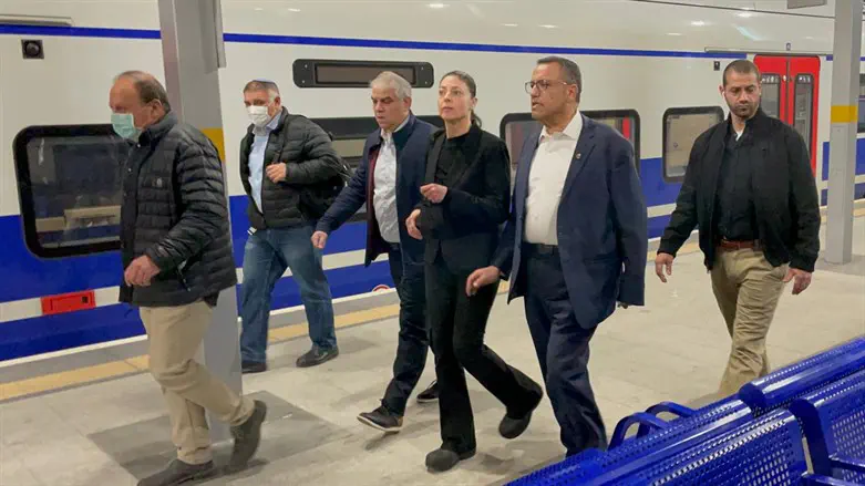 מיכאלי וליאון במהלך חנוכת הקו