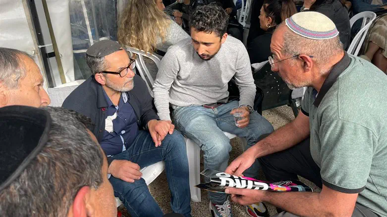 מנחמים את משפחתה של שיראל אבוקרט