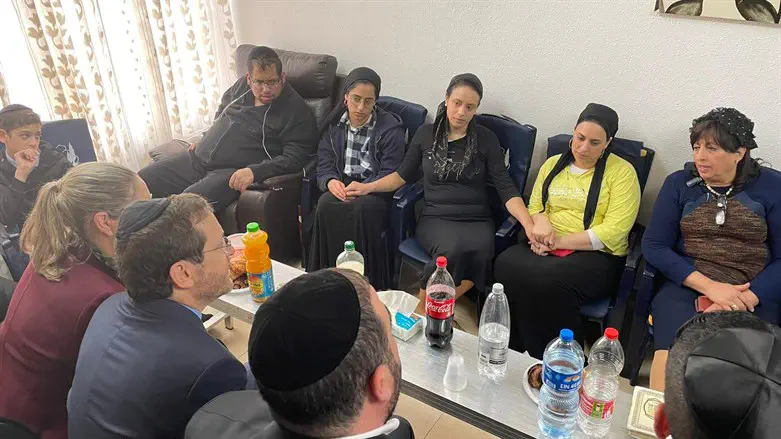 הרצוג וח"כ ארבל מנחמים את משפחתו של הרב יעקב ישראל שלום